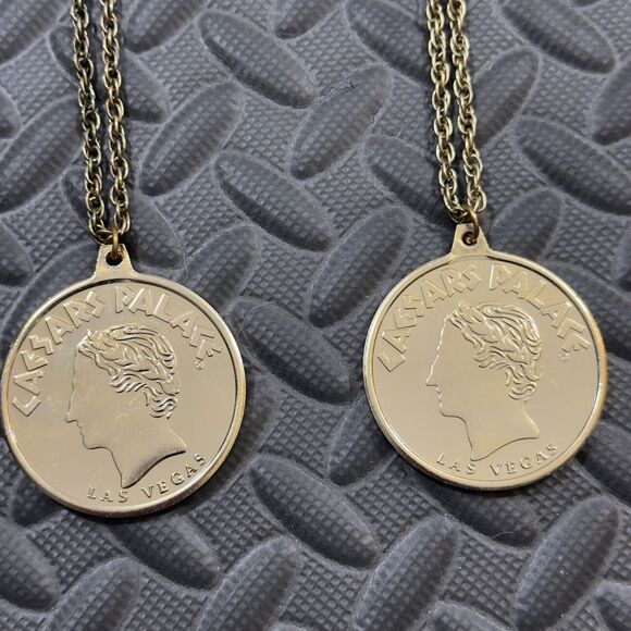 Vintage Caesars Palace Coin Las Vegas Gold Tone Medallion Pendant Necklace - Picture 4 of 7